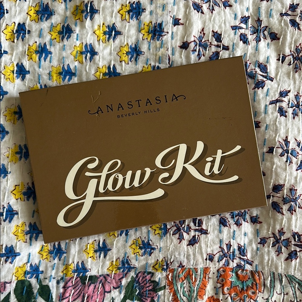 Anastasia Beverly Hills Glow Kit highlighter